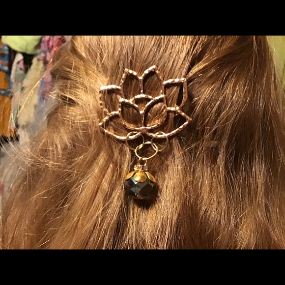 Gold lotus swavorski crystal charm hair pin clip - Picture 2 of 7